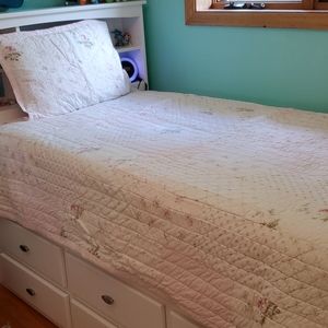 Shabby Chic twin quilt, sham and bedskirt.